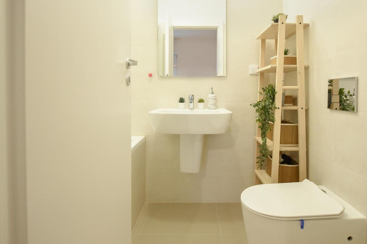 Vacation Feel - 2Br Apartment With Terrace & Private Parking In Baneasa Bucharest Exterior photo